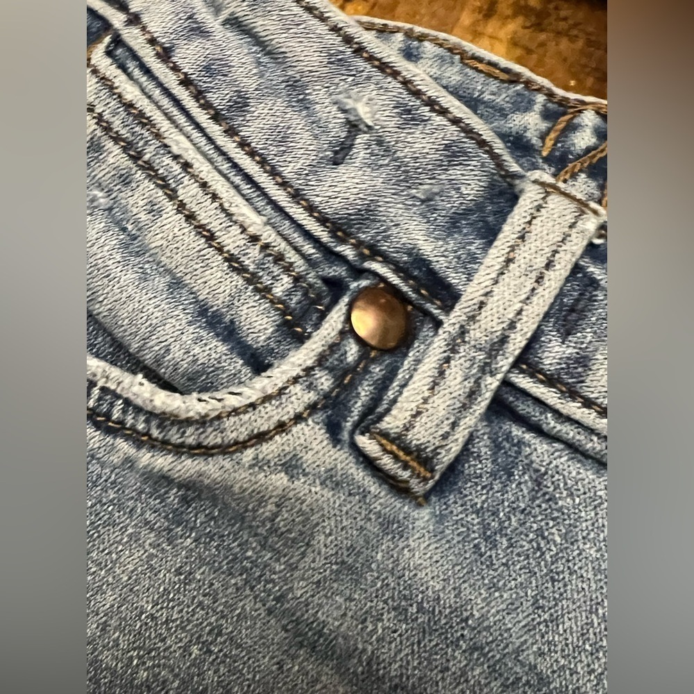 WRANGLER Retro Distressed Jean cutoff Shorts light rinse 28”. - Picture 5 of 10